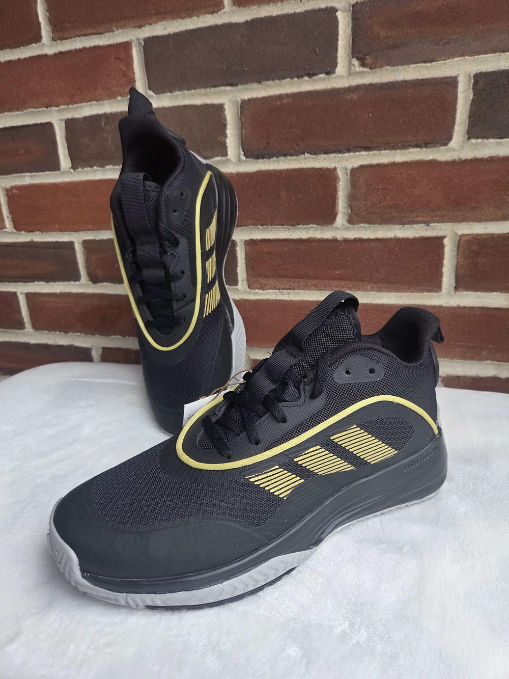 adidas Own The Game 3.0 Men’s Size 8 Black Gold Basketball Shoes NWT
